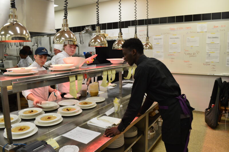 Formation professionnelle en Service de la restauration (DEP) - École hôtelière de la Capitale
