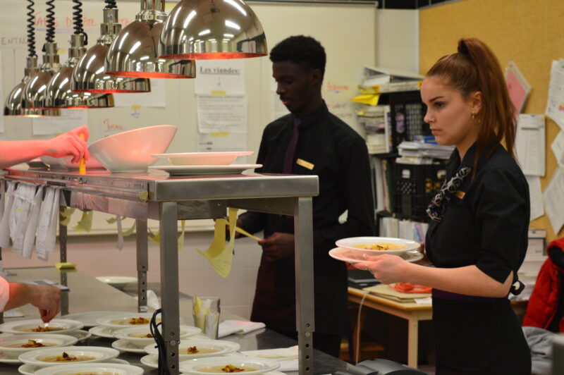 Formation professionnelle en Service de la restauration (DEP) - École hôtelière de la Capitale